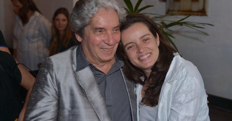 Maria Mariana, filha de Domingos de Oliveira, retorna ao teatro após dez anos