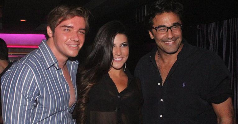 Thor Batista e Luciano Szafir curtem festa na noite carioca