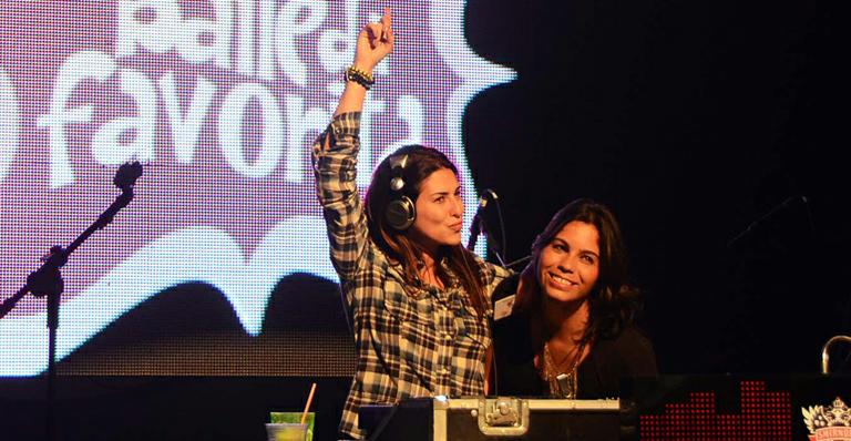 Fernanda Paes Leme comanda festa funk no Rio