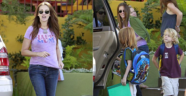 Mãe feliz, Julia Roberts busca os filhos Phinnaeus e Henry na escola