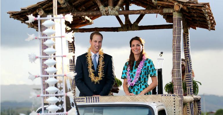 William e Kate desfilam em carro alegórico nas Ilhas Salomão