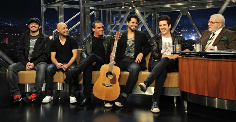Jota Quest relembra o início da carreira no ‘Programa do Jô’