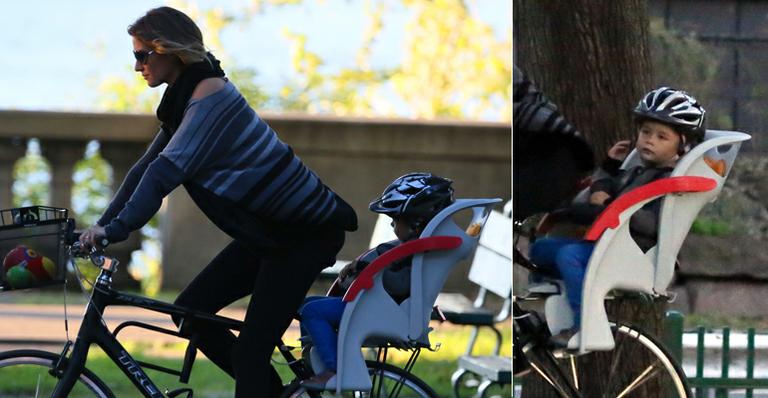 Gisele Bündchen faz passeio de bicicleta com o pequeno Benjamin
