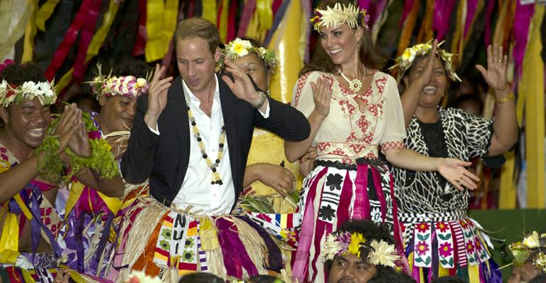 Com saias típicas de Tuvalu, príncipe William e Kate Middleton dançam pela região