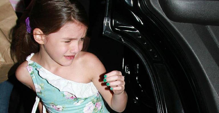 Suri Cruise esbanja estilo com as unhas pintadas de verde