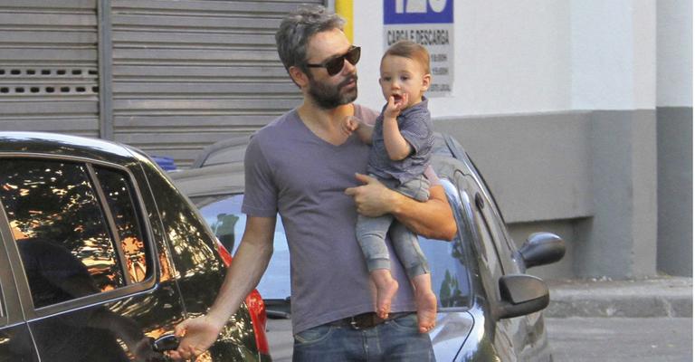 Ângelo Paes Leme paparica o herdeiro Caetano