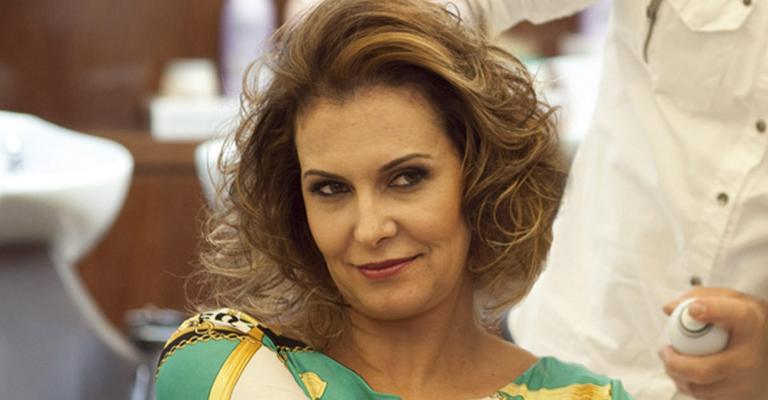Novo look de Patrícia Naves para voltar às novelas