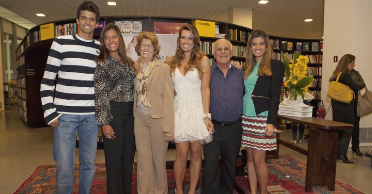 Solange Frazão lança livro em SP
