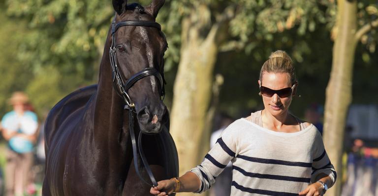 A amazona Zara Philips participa de torneio no Palácio de Blenheim