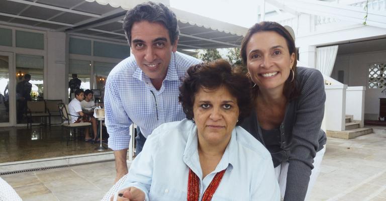 Ministra Izabella Teixeira saboreia torta de coco