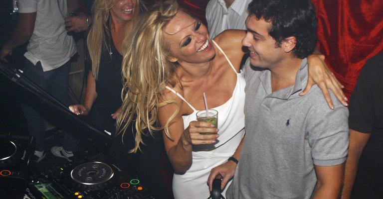 Pamela Anderson grava e se diverte em passagem pelo Brasil