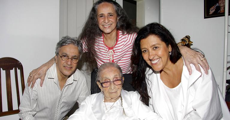 Caetano Veloso faz homenagem à mãe, Dona Canô, que completaria 106 anos hoje