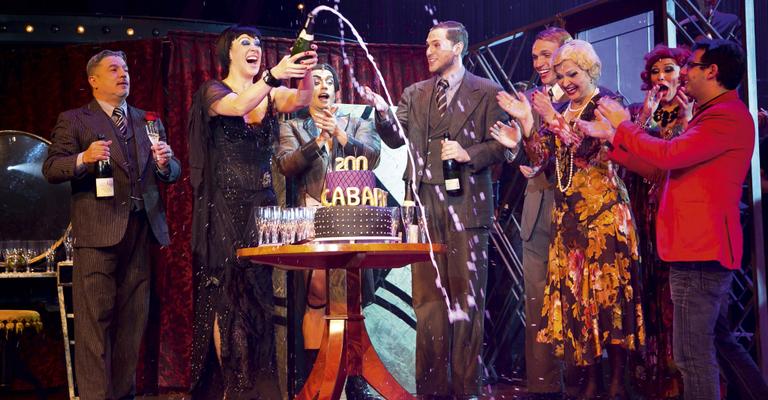 Claudia Raia brinda ao musical Cabaret