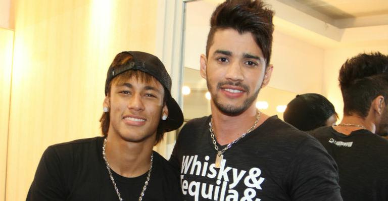Gusttavo Lima visita Neymar e volta a sorrir após morte da irmã