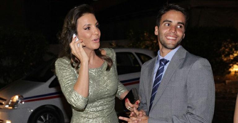 Ivete Sangalo chega com o maridão em casamento