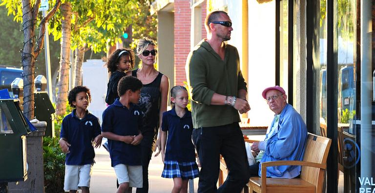 Em família, Heidi Klum passeia com novo namorado