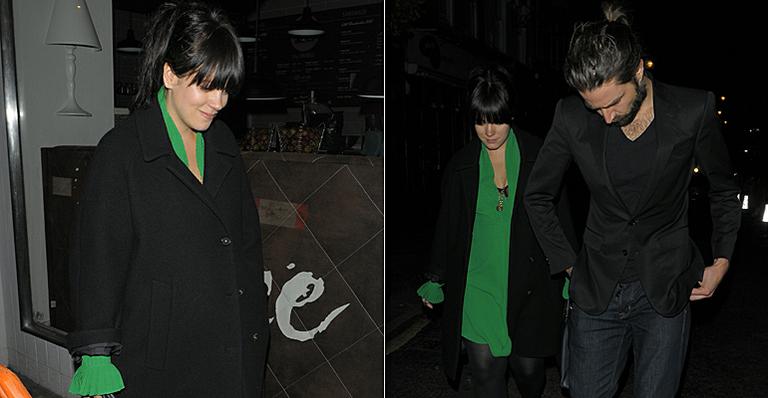 Grávida de seis meses, Lily Allen faz rara aparição pública