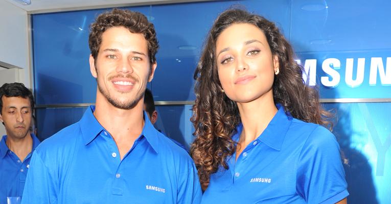 Vendedores por um dia, José Loreto e Débora Nascimento promovem a tecnologia