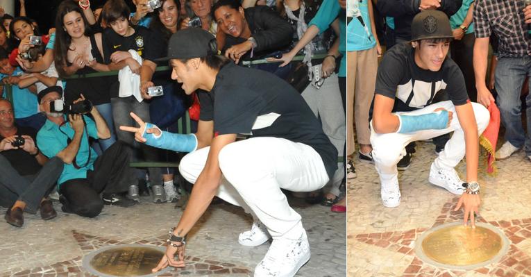 Neymar celebra nome na Calçada da Fama em Santos