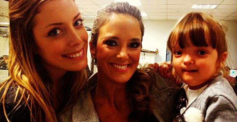 Ticiane Pinheiro recebe a visita da filha e da enteada na Record