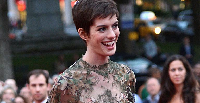 Anne Hathaway usará vestido de Valentino para se casar com Adam Shulman
