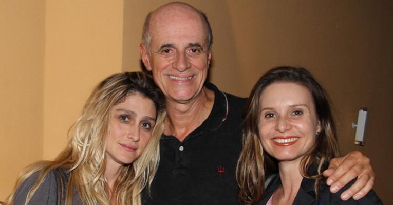Marcos Caruso recebe as amigas Amora Mautner e Paula Burlamaqui no teatro