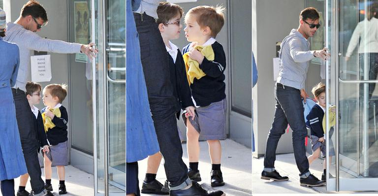 Ricky Martin leva gêmeos à escola nos Estados Unidos