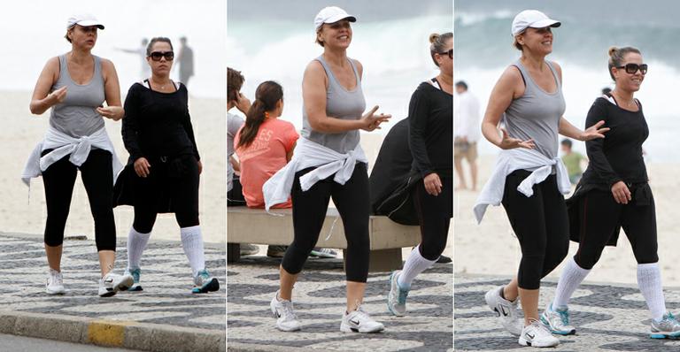 Giulia Gam se exercita em orla do Rio de Janeiro