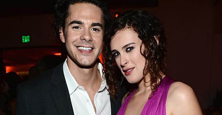 Rumer Willis vai acompanhada do novo namorado, Jayson Blair, a festa pré-Emmy