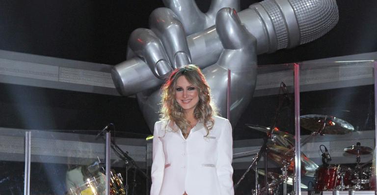 Um mês após dar à luz, Claudia Leitte é só emoção na estreia de ‘The Voice Brasil’