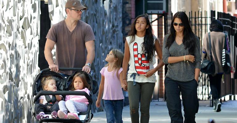 Matt Damon leva suas garotas para passear