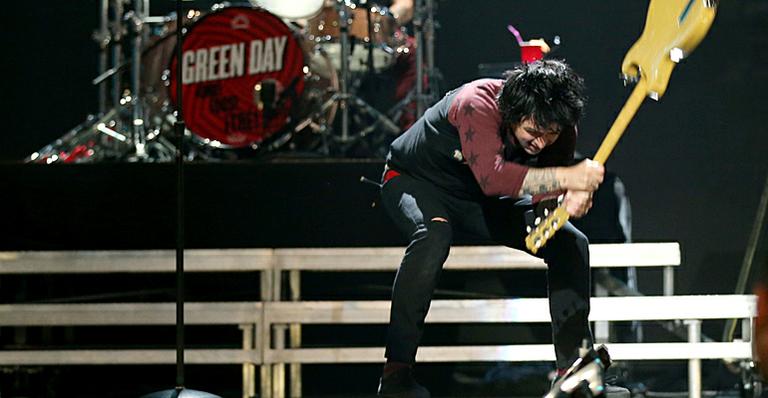 Billie Joe Armstrong, vocalista do Green Day, vai para o rehab após surtar no palco