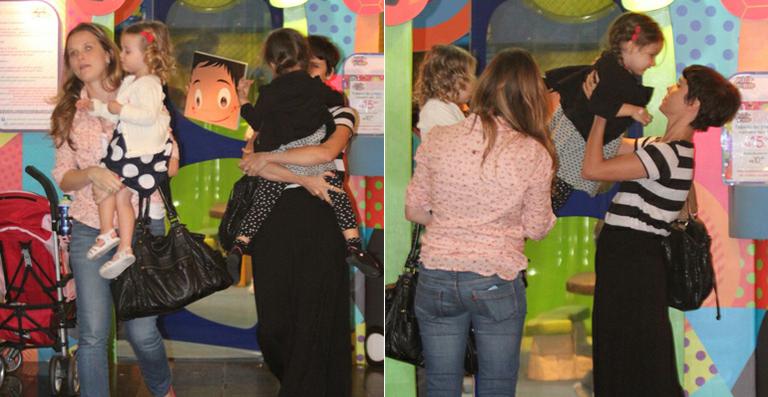 Débora Falabella e Fernanda Rodrigues: dia no shopping com as filhas