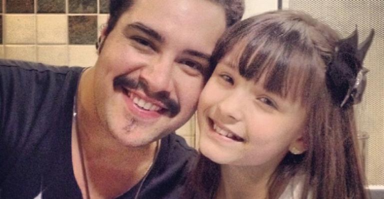 Tiago Abravanel e Larissa Manoela registram momento de encontro em aeroporto do Rio de Janeiro