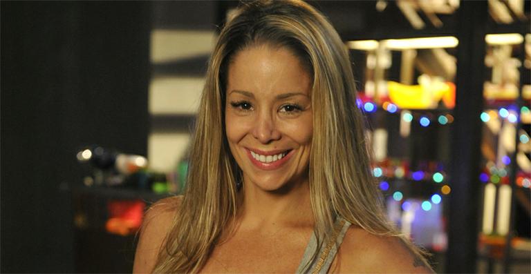 ‘Não julgo quem faz plástica, mas há limite’, diz Danielle Winits
