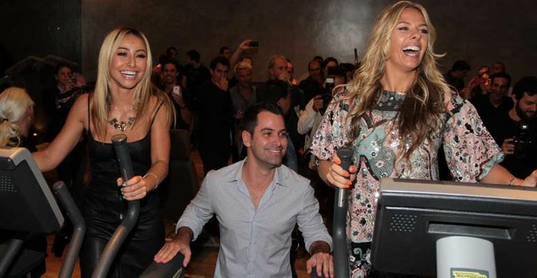 Ao lado de amigos, Sabrina Sato inaugura academia em São Paulo