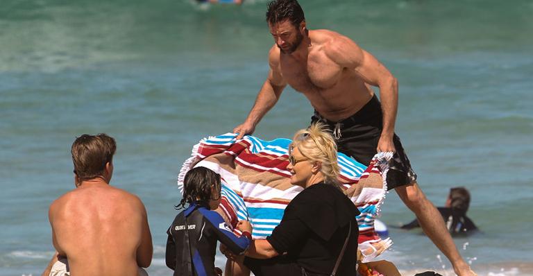 Hugh Jackman curte praia australiana ao lado da família