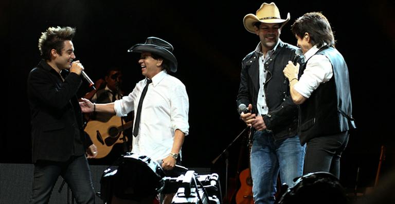 Chitãozinho e Xororó cantam com Fernando e Sorocaba em evento beneficente