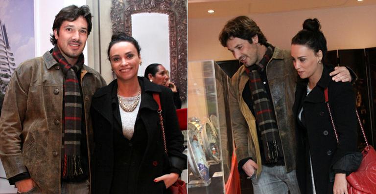 Suzana Pires confere exposição com o namorado no Rio