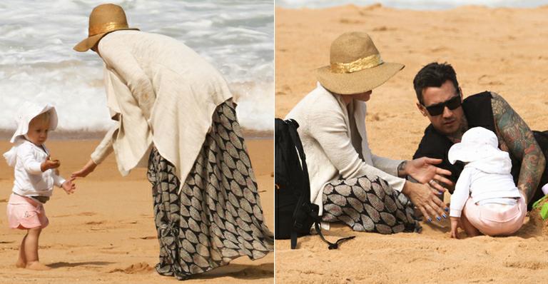 Pink se diverte na praia com o marido, Carey Heart, e a filha do casal, Willow Sage
