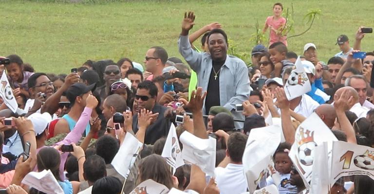 Pelé visita Três Corações, cidade onde nasceu em Minas Gerais, e causa alvoroço com o povo local