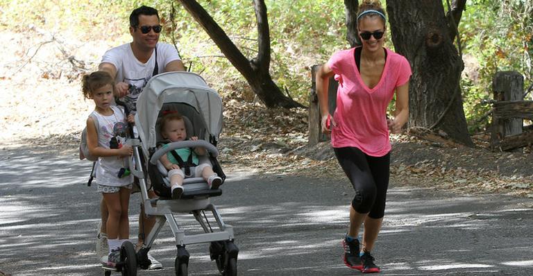 Ao lado da família, Jessica Alba se exercita na Califórnia
