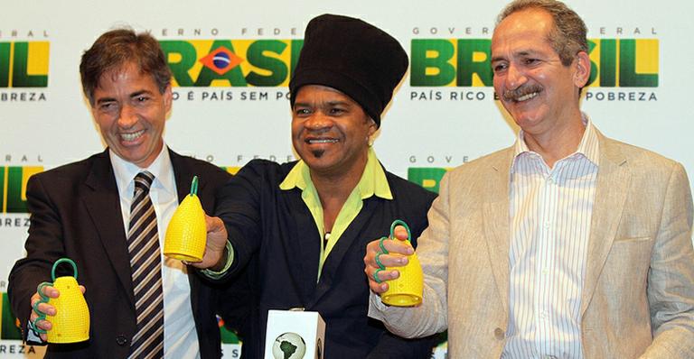 Carlinhos Brown cria a caxirola, a ‘vuvuzela’ da Copa do Mundo no Brasil