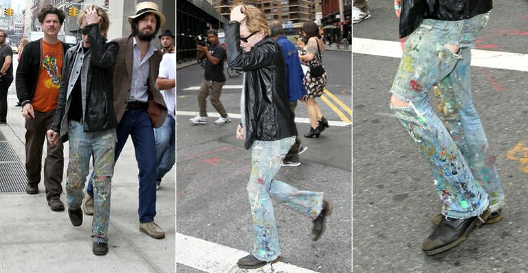 Macaulay Culkin aparece com calça cheia de tinta em Nova York, Estados Unidos