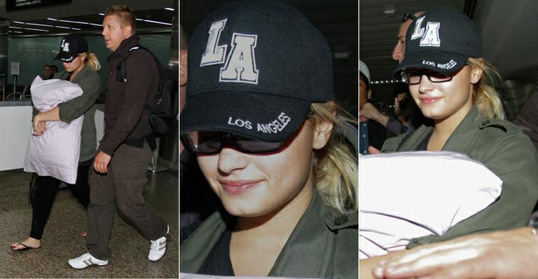 Agarrada a travesseiro, Demi Lovato chega a São Paulo