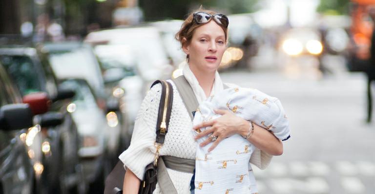 Uma Thurman passeia com sua filha recém-nascida