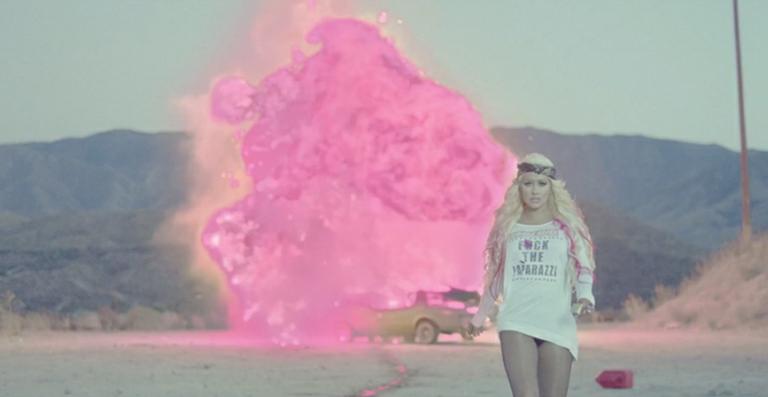‘Your Body’: Em novo clipe, Christina Aguilera é uma serial killer no seu mundo cor-de-rosa