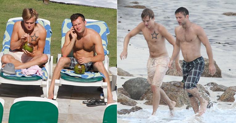 Integrantes do McFly se divertem em praia carioca