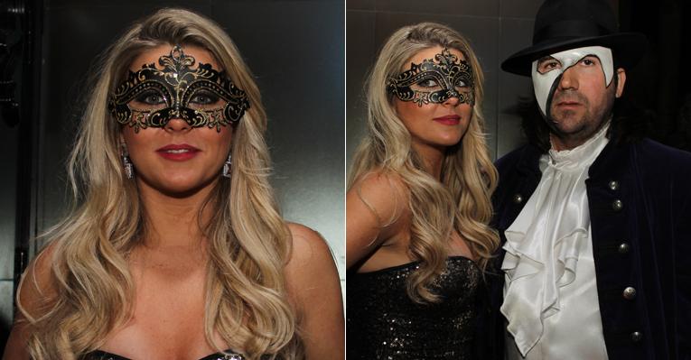 Acompanhada de seu novo namorado, Íris Stefanelli curte baile de máscaras em SP