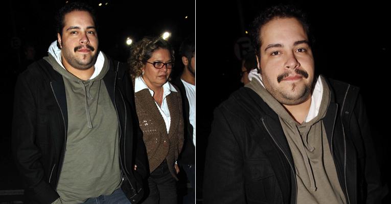 Acompanhado de sua mãe, Tiago Abravanel dá adeus a Hebe Camargo